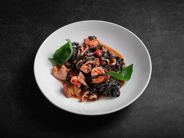 More & More - Тальолини с морепродуктами и чернилами каракатицы