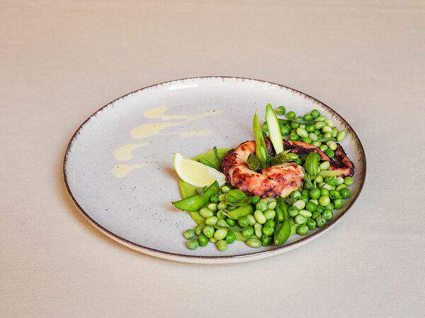 Беллуччи - Осьминог на гриле с кремом из зеленого горошка и спаржи