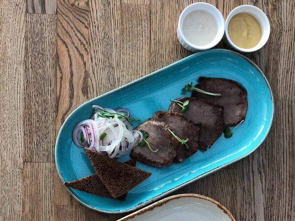 Family kitchen - Говяжий язык с луком и горчицей