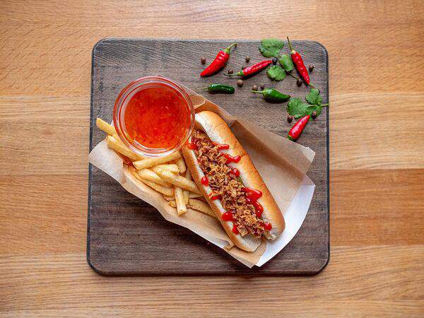 Eda 210 - Хот-дог с картофелем фри и соусом