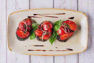 Хинкальная - Салат из помидор с запеченными баклажанами на гриле