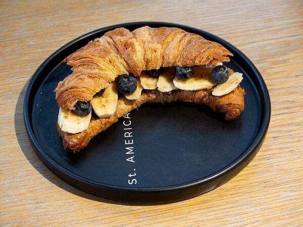 Saint Americano - Круассан с нутеллой и бананом