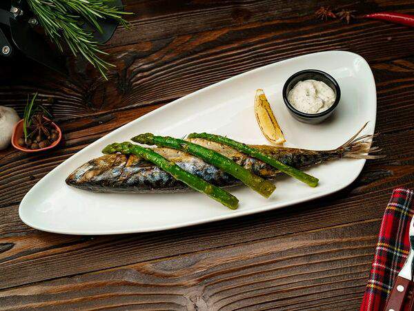 New Slam Food & Music - Целая макрель, запеченная со спаржей
