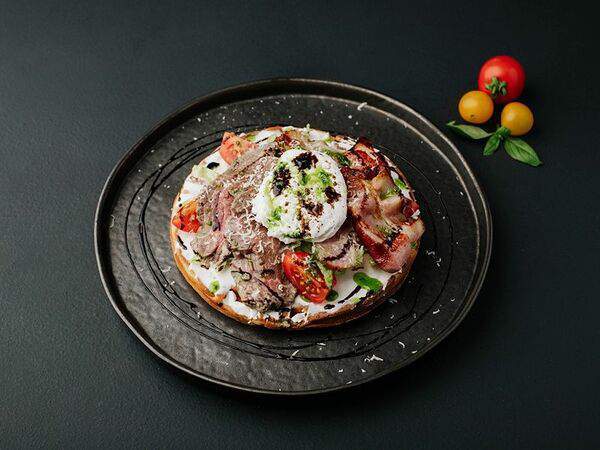 Etna coffee - Вафля мясная с яйцом пашот, ростбифом и беконом