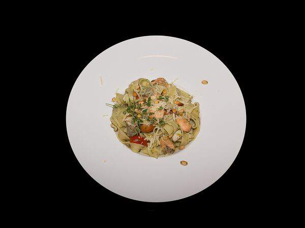 Хата - Феттучине с семгой и кальмаром в соусе песто