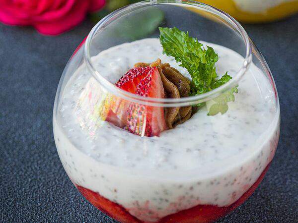 Кофейня 8512 - Чиа-пудинг с солёной финиковой карамелью и клубничным муссом