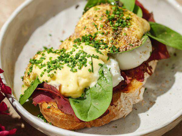 Breadway-cafe - Бенедикт с говядиной