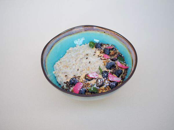 Coffeeline - кофе и еда - Овсянка с грецким орехом и голубикой