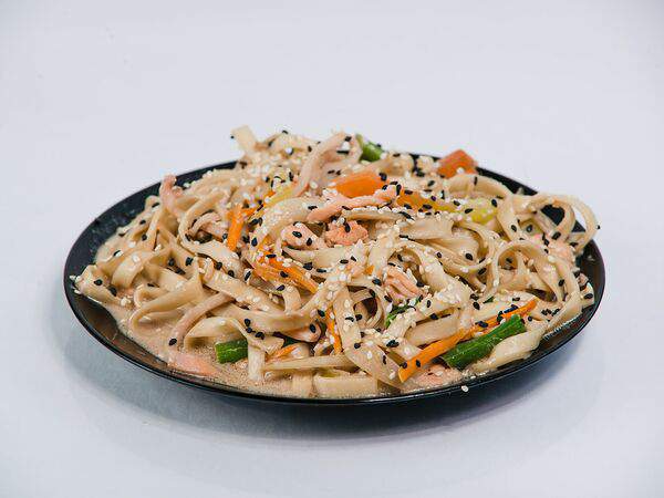 Royalrolls - Удон с лососем и кальмарами в сливочном соусе