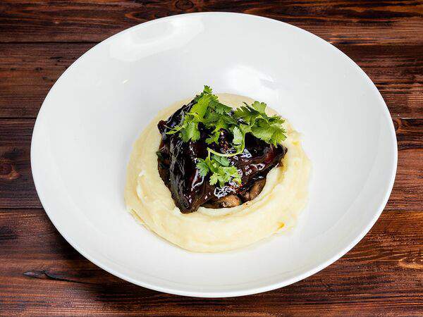 Трактир Колесо - Томленые говяжьи щеки с картофельным пюре