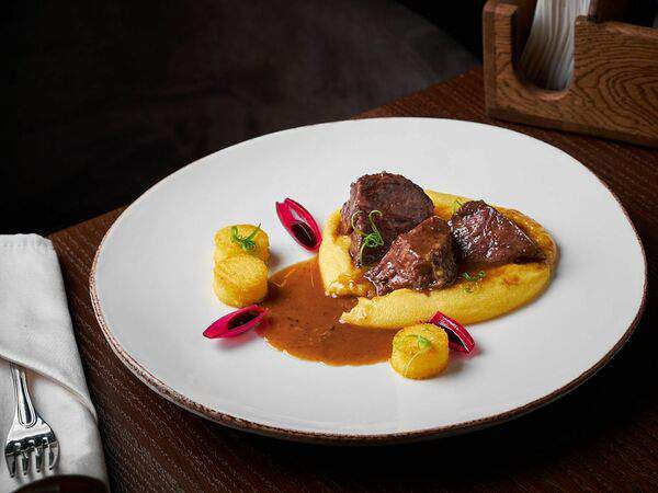 ПЕРСОНЫ - Томленые телячьи щечки с картофельным пармантье