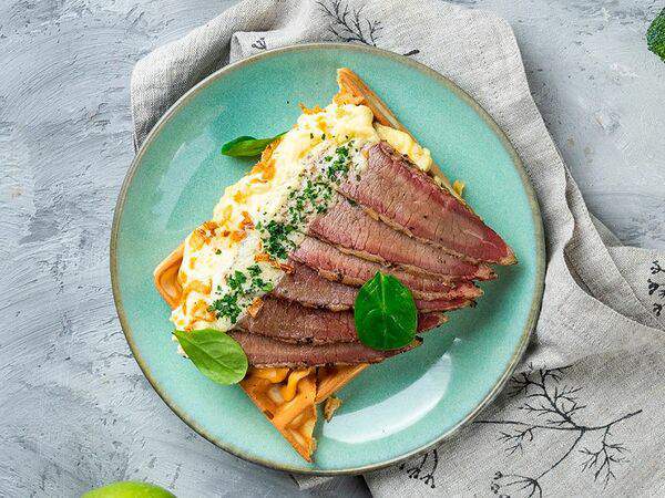 Чарли - Вафли с пастрами и скрэмблом