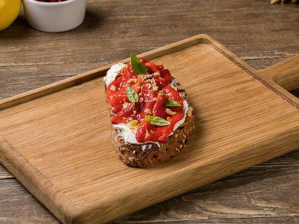 Donna Olivia - Брускетта с печеным перцем и кремчизом