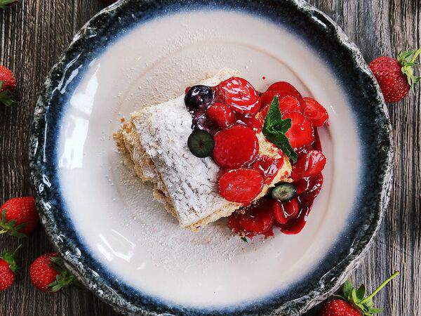 Кисельkitchen - Наполеон с свежей клубникой в малиновом соусе