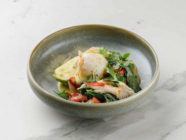 Гаврош - Запеченное авокадо с камчатским крабом и яйцом пашот