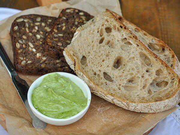 Zoom cafe - Хлебная корзина с зеленым маслом