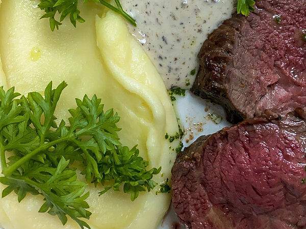 Золотой гребешок - Медальоны из говядины с картофелем и трюфельно-сливочным муссом