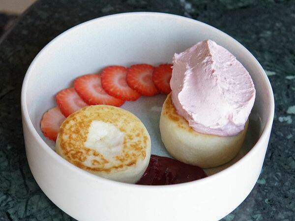 Bon Bon кофейня - Сырники, запеченные с вишневым муссом