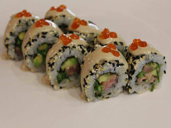 Рыбы бы - Роллы с тунцом, авокадо с устричным айоли