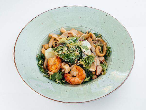 Магадан - Тёплый салат с морепродуктами