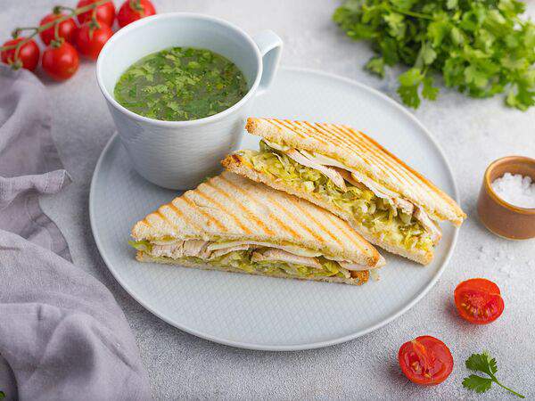 Apollo café - Сэндвич с курицей и бульоном