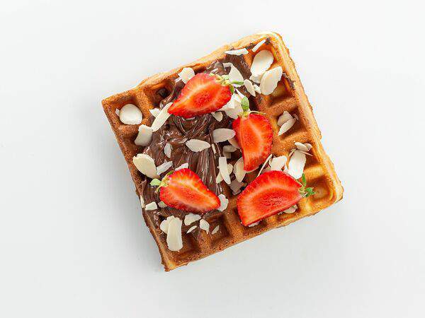 Iva Gelato Bar - Бельгийская вафля с нутеллой и клубникой