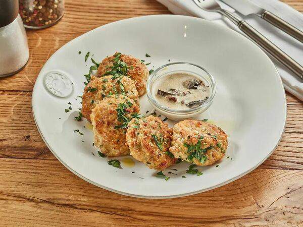 Сыроварня - Куриные оладьи с грибным соусом