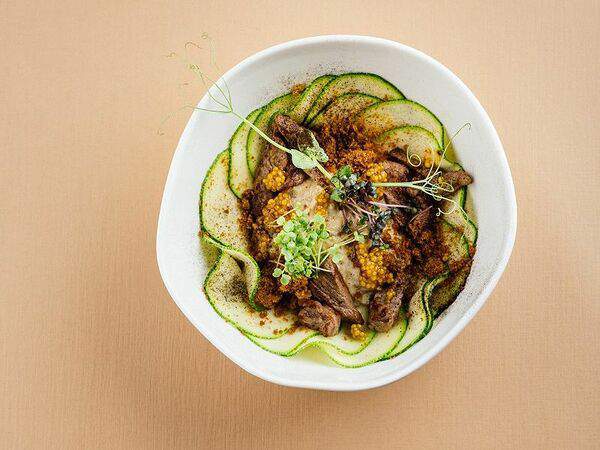 Forno rosso - Салат с говядиной, кремом из баклажанов и солодовым крамблом