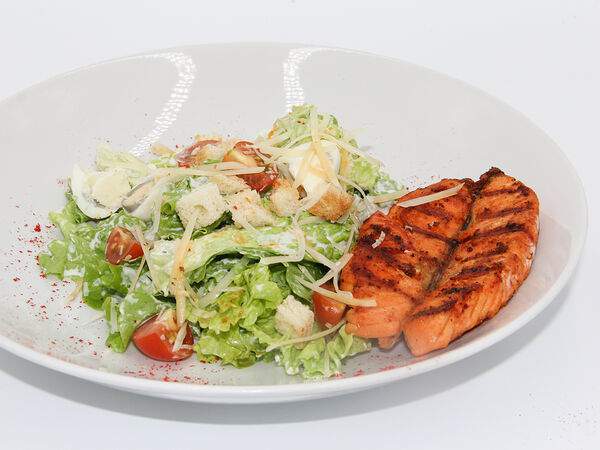 Chipollino - Салат Цезарь с лососем гриль