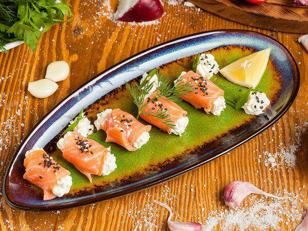 Трапеза - Рулетики из семги с сыром