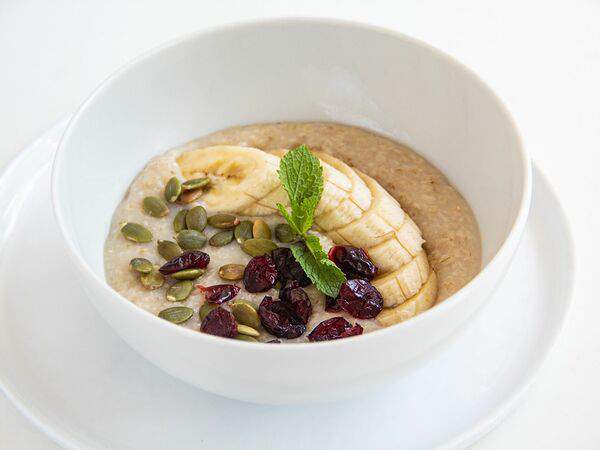 Фрай - Овсяная каша на воде с бананом и вяленной клюквой