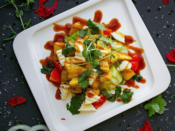 Кафе Арабелла - Салат с хрустящими баклажанами, миксом салата, томатами, сыром