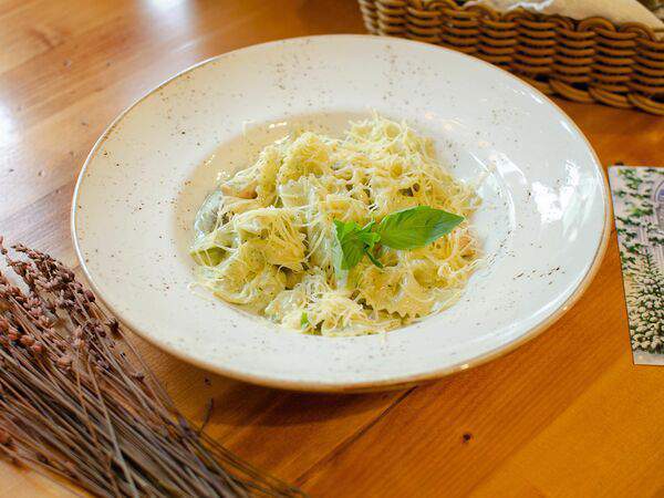 Кафе-пекарня Бенье - Фарфалле с лососем в соусе песто