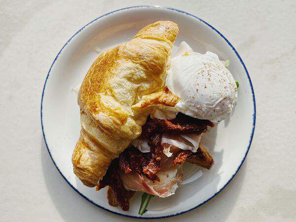 Lilu kitchen - Круассан с хамоном, моцареллой, вялеными томатами и яйцом пашот