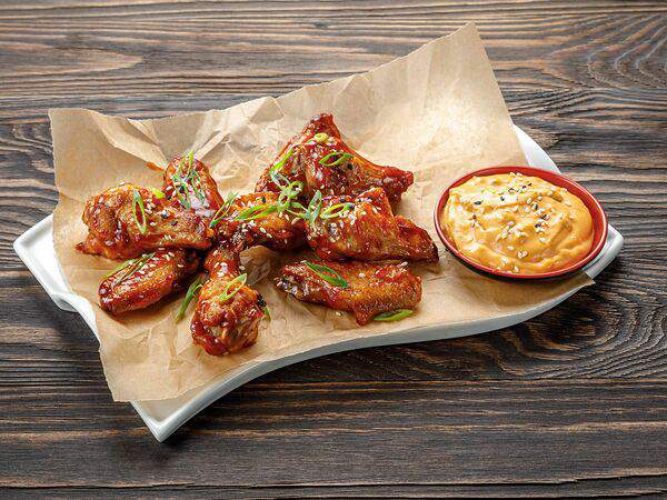 Gustavo - Крылья в соусе шрирача/барбекю