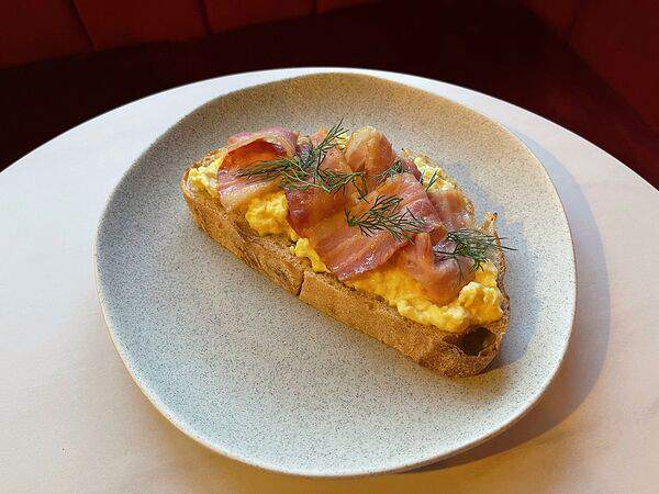 Гурмерия De Paris - Брускетта с творожным скремблом и беконом