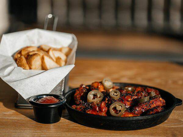 Burger Prime - Куриные крылья с гарниром и соусом