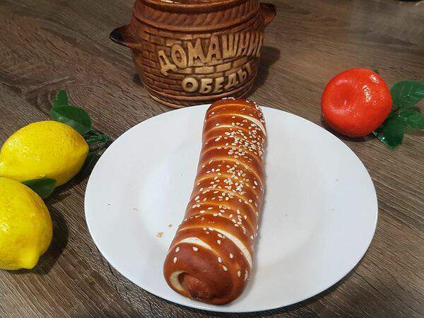 Ланч-кафе Baza Plaza - Брецель-дог с кунжутом