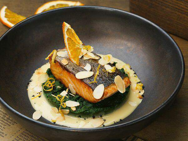 Рыбная мануфактура №1 - Лосось с корочкой на подушке из шпината