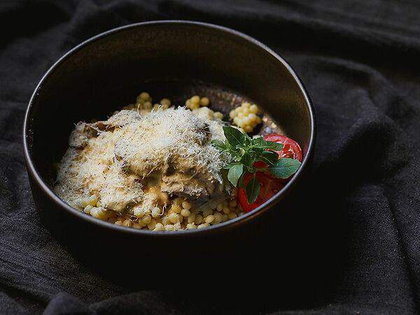 Инжир - Птитим с ростбифом и соусом щипс