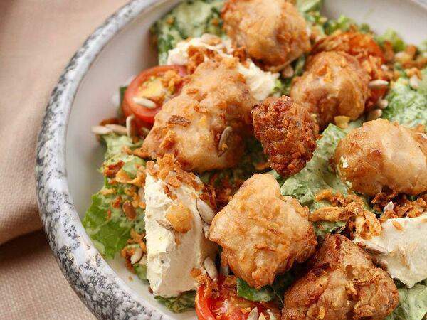 The Odi - Салат с хрустящим цыпленком, томатами и горчичным сыром