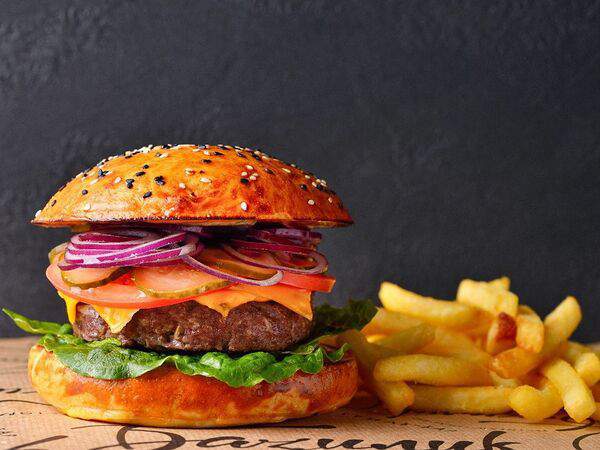 Базилик - Бургер с котлетой из мраморной говядины и картофелем фри