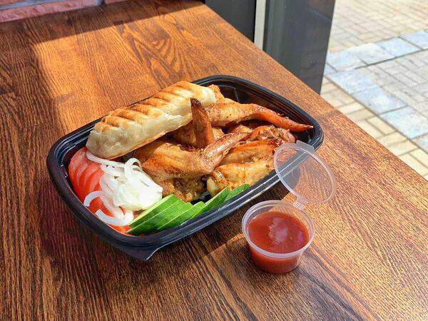 Кухня-сити - Куриные крылья с салатом