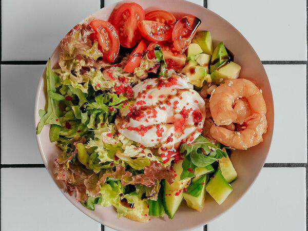 Футурист. Bar & Kitchen - Боул с креветкой и яйцом пашот