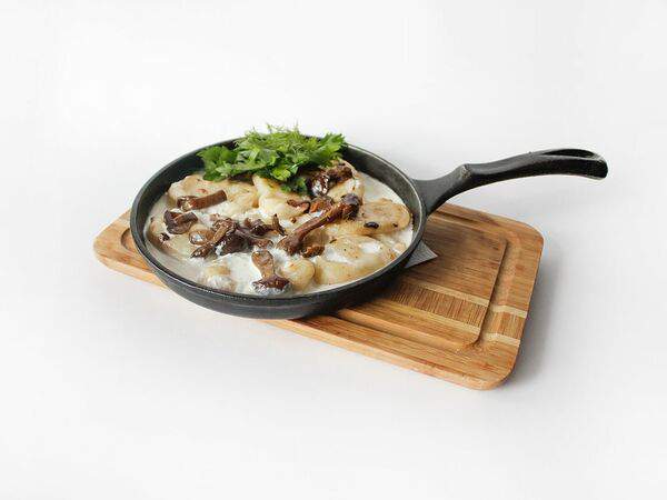 Вареничная №9 - Вареники картофельные и припеком из жареных опят в сливочном соусе