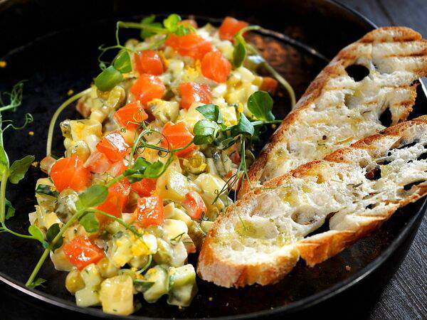 Крафт-кафе Вжарим - Салат Оливье с лососем