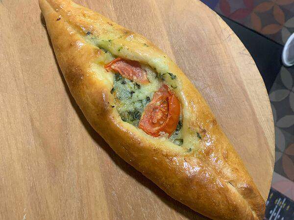 Пекаридзе - Хаджари со шпинатом и томатами