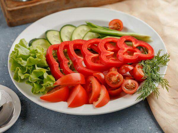 Дюжина - Тарелка свежих овощей