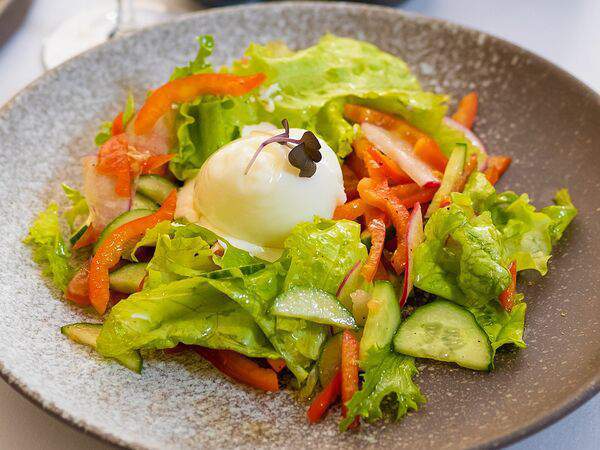 Ресторан Строгов - Салат овощной со сметаной и яйцом пашот