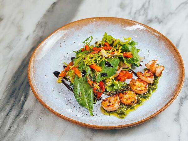 Выжималка - Салат с креветками, печеным перцем и Песто